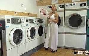 Kim, milf aux gros seins, baise deux jeunots