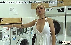 Kim, milf aux gros seins, baise deux jeunots