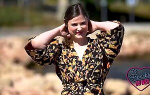 Aurora, une milf anglaise qui veut sucer deux mecs