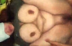 Sexo duro a hermosa milf latina de tetas enormes