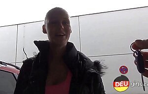 Blondine im Freien auf dem Parkplatz genommen!