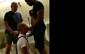 Hunk Gets Amateur Blowjob With Cum 