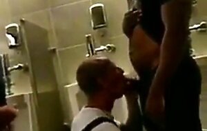 Hunk Gets Amateur Blowjob With Cum 