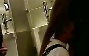 Hunk Gets Amateur Blowjob With Cum 