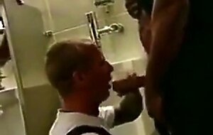 Hunk Gets Amateur Blowjob With Cum 