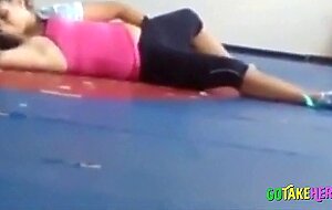 Deux Coquines: Surprise au Gymnase - French Amateur Video