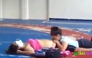 Deux Coquines: Surprise au Gymnase - French Amateur Video