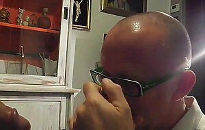 Saugender Nachbar: Amateur-Blowjob von einem Muskelprotz