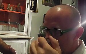 Saugender Nachbar: Amateur-Blowjob von einem Muskelprotz