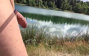 Grosser Schwanz am Strand mit einem Cockring