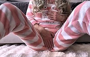 Asian teen fingering hairy pussy and squirt orgasm close up