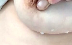 Milf italiana, scarica la tetta dura e piena di latte caldo