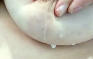 Milf italiana, scarica la tetta dura e piena di latte caldo