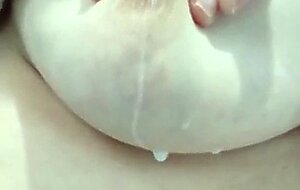 Milf italiana, scarica la tetta dura e piena di latte caldo