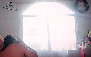 Qué rico los vecinos me ven por la ventana follando - hermanastro y hermanastra cogiendo, mi hermanastra es la más pequeña de la casa, es una beba chiquita, sexo de familia adoptiva real casero amateur.