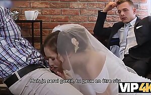 VIP4K. Un couple marie decide de vendre la chatte de sa mariee a bon prix