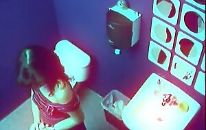 Exhibitionist chick masturbates solo