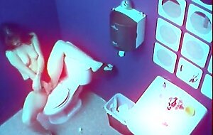 Exhibitionist chick masturbates solo