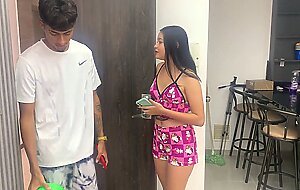 Me aprovecho que mi mejor amigo se descuida un momento para follarle duro a su hermanastra linda y