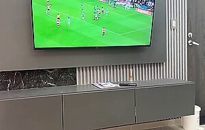 Me aprovecho que mi mejor amigo se descuida un momento para follarle duro a su hermanastra linda y