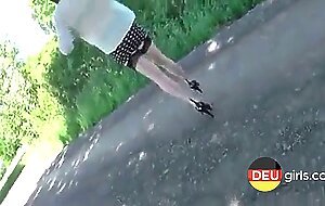 Redhead Deutsche MILF saugt und fickt im Freien