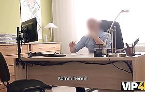 VIP4K. Stunner stohnt vor Lust beim Sex mit dem geilen Glaubiger