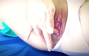 Japanese amateur masturbates in the park and cum