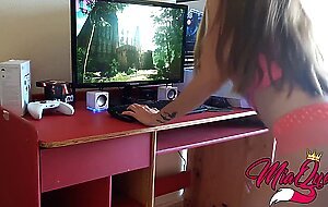 Amateur gamer girl fucked while plays star wars bf2 - amateur sex