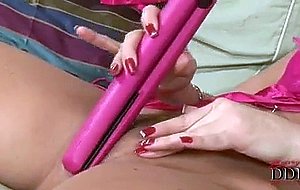 Christina Lee plaagt haar vochtige roze kleppen