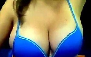 Belle teen exhibe ses enooormes seins a la webcam!
