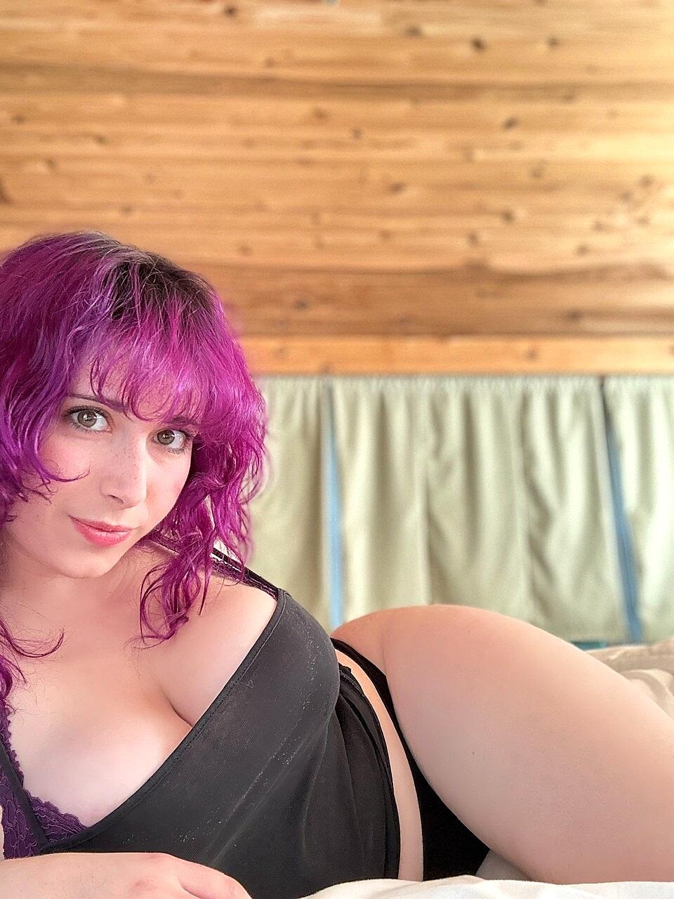 Sexy Cam Model Sam Squeebs Teases With Her Beautiful Big Boobs Amateur, Big-Tits