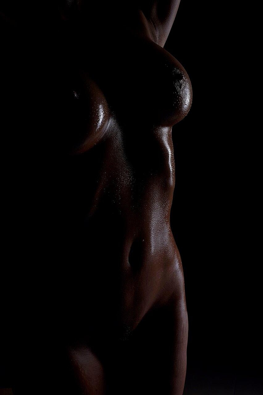 Glamorous Babe Vixy Boobs Exposing Her Incredible Big Tits In The Dark Big-Tits, Close-Up, Glamour, Nipples, Oiled