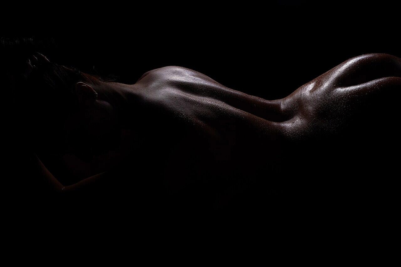Glamorous Babe Vixy Boobs Exposing Her Incredible Big Tits In The Dark Big-Tits, Close-Up, Glamour, Nipples, Oiled