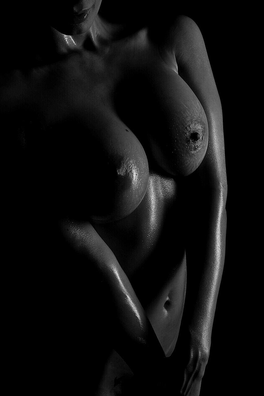 Glamorous Babe Vixy Boobs Exposing Her Incredible Big Tits In The Dark Big-Tits, Close-Up, Glamour, Nipples, Oiled