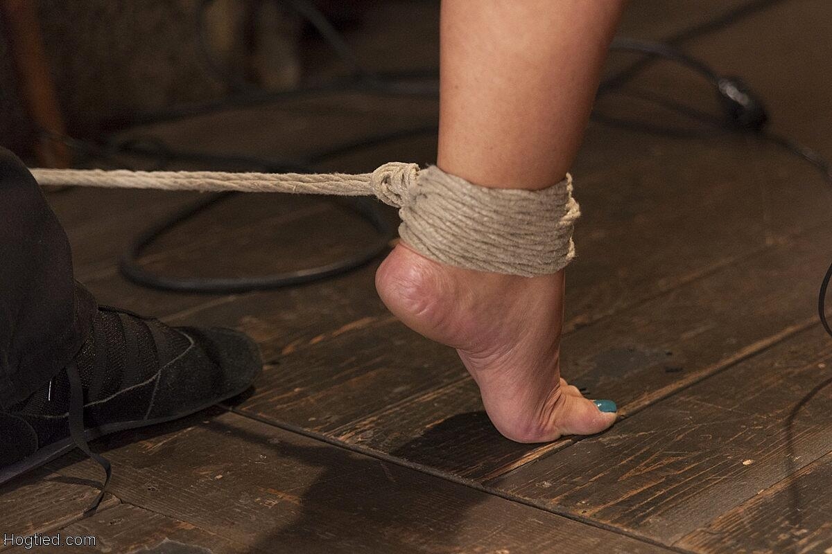 MILF with big tits Syren de Mer endures a rough dildo fuck in rope bondage