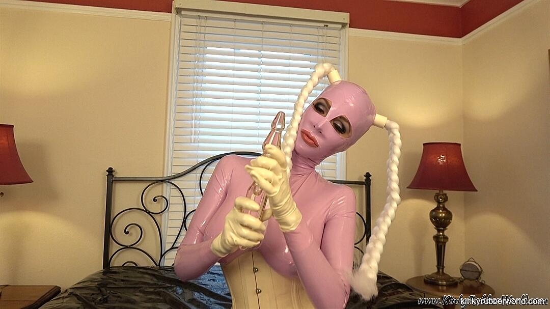 Kinky Rubber World Latex Lara
