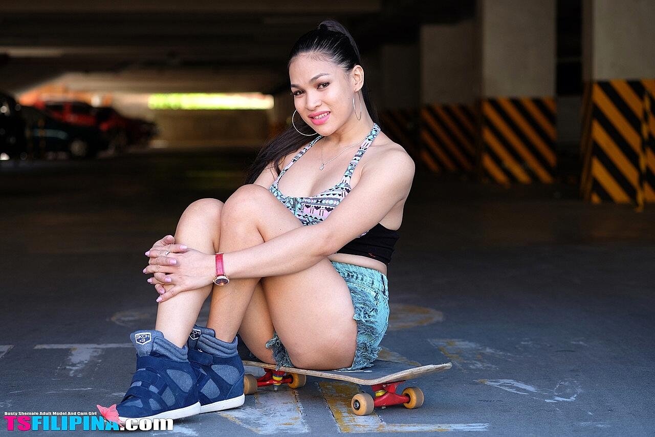 Brunette Latina With A Ponytail Flashing Her Hot Tits In Public Shemale