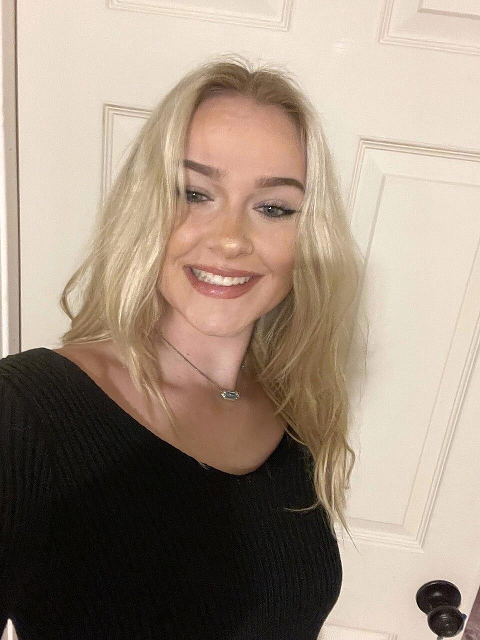 Glamorous amateur Blake Bloom flaunts her sexy curves in her compilation