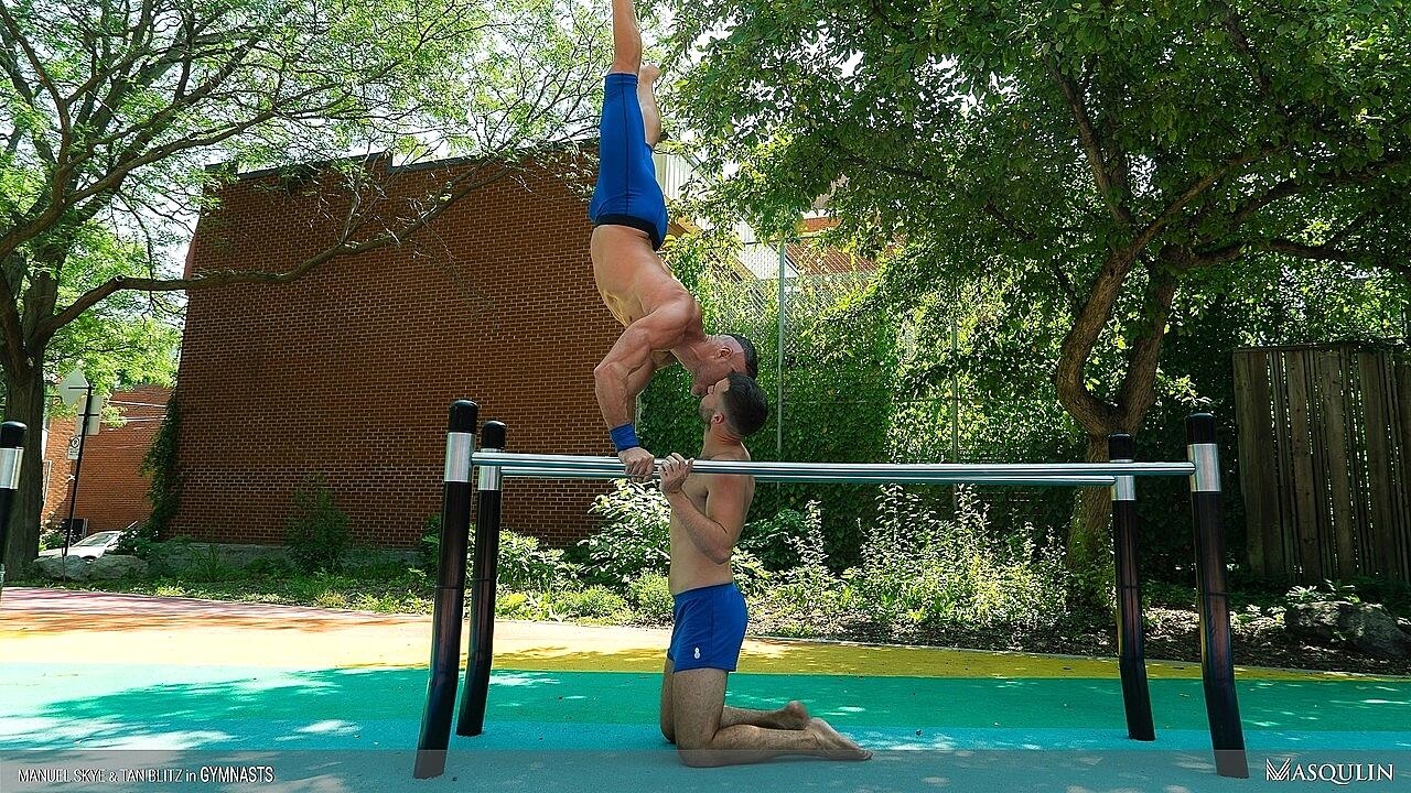 Muscular daddy Manuel Skye gives a hung bottom a handjob while analizing him