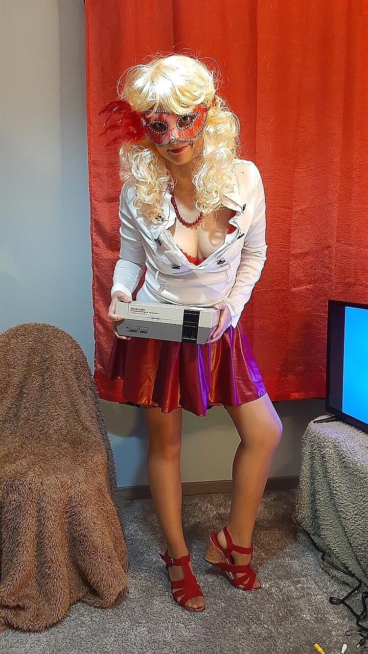 Masked Mature Blonde Glamorous Gamer Unveils Her Tits & Big Ass Homemade, Housewife, Mature, Milf, Model