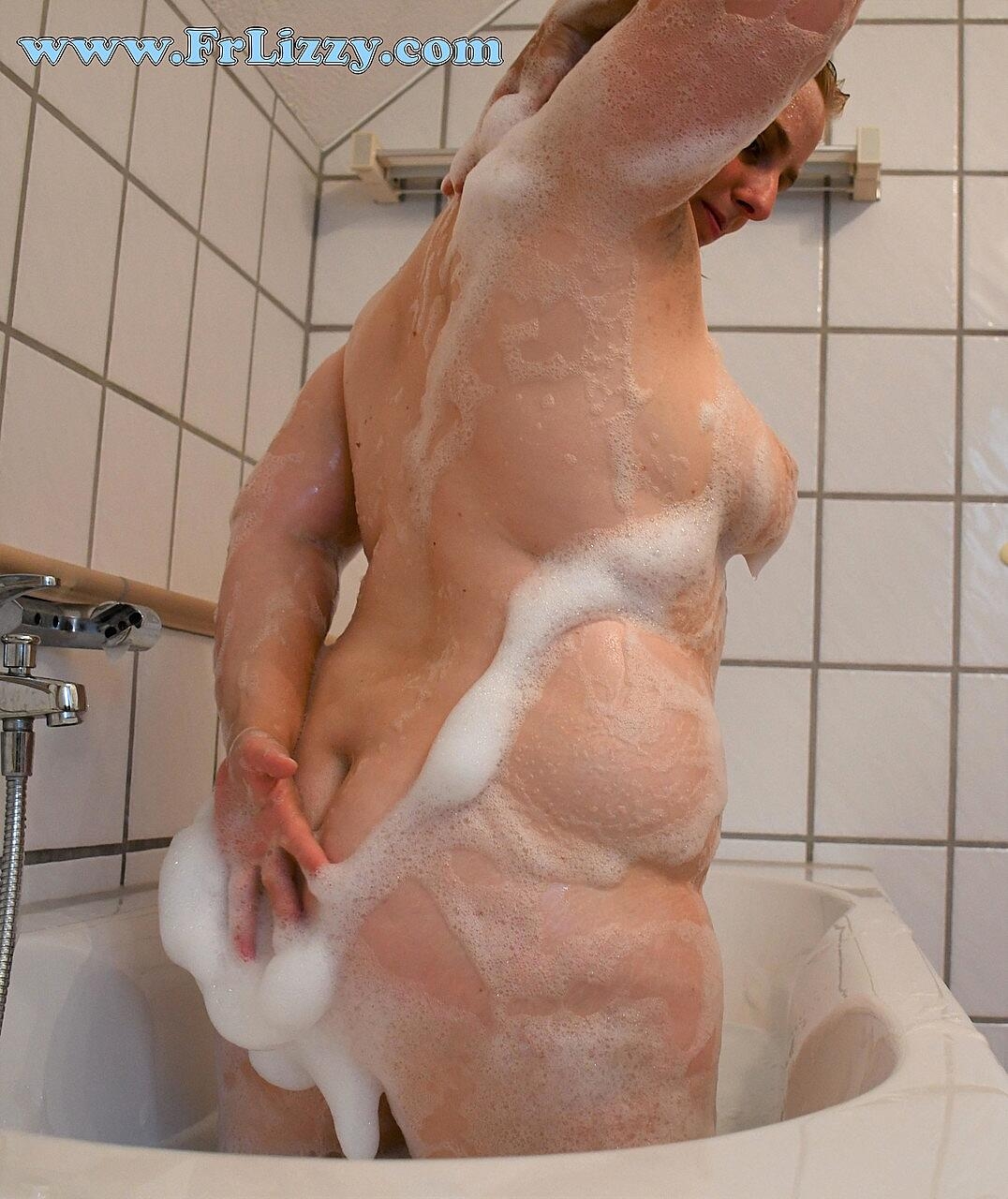 Fat Amateur Fr Lizzy Gets Caught Totally Naked While Taking A Bubble Bath Bath, Bbw, Chubby, Milf, Thick
