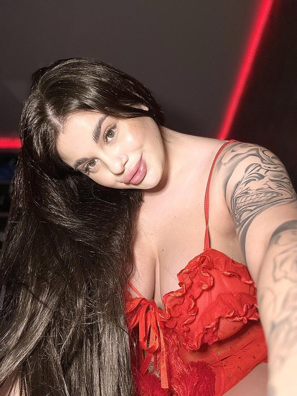 Inked Babe Patricia Bloom Exposing Her Phenomenal Cleavage Amateur, Babe, Beautiful, Big-Tits, Solo