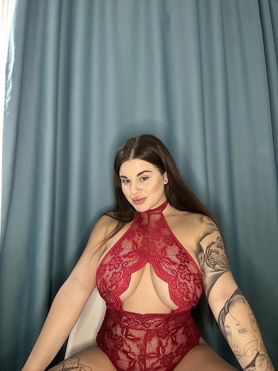 Inked Babe Patricia Bloom Exposing Her Phenomenal Cleavage Amateur, Babe, Beautiful, Big-Tits, Solo