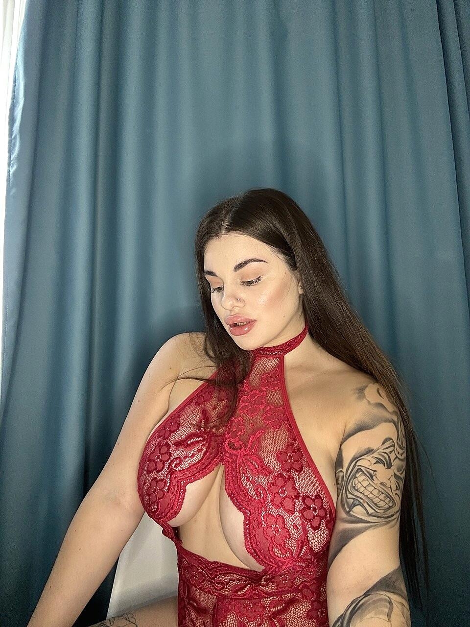 Inked Babe Patricia Bloom Exposing Her Phenomenal Cleavage Amateur, Babe, Beautiful, Big-Tits, Solo