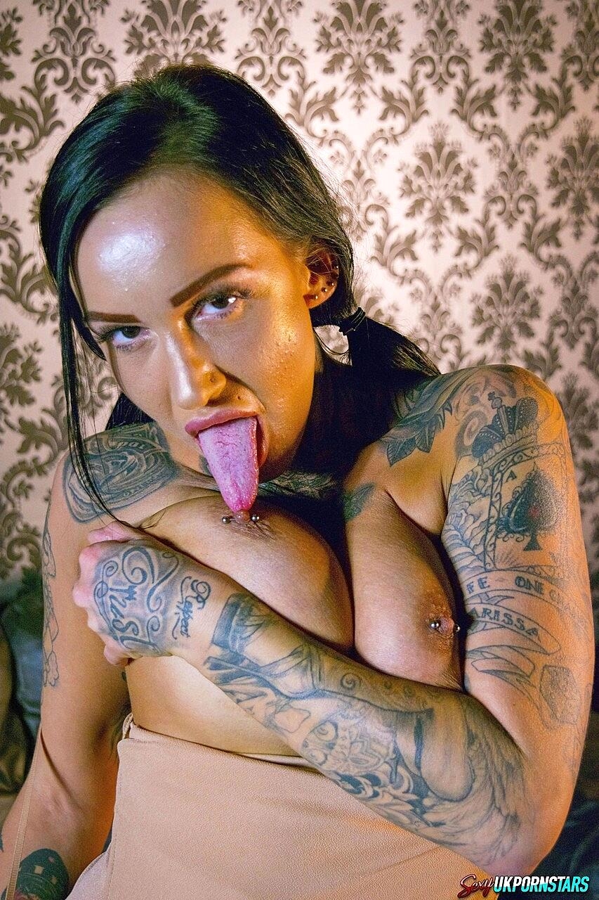 Tattooed Brunette Chantelle Fox Parts Her Slit After Loosing Her Big Tits Big-Tits, Milf, Piercing, Tattoo, Upskirt