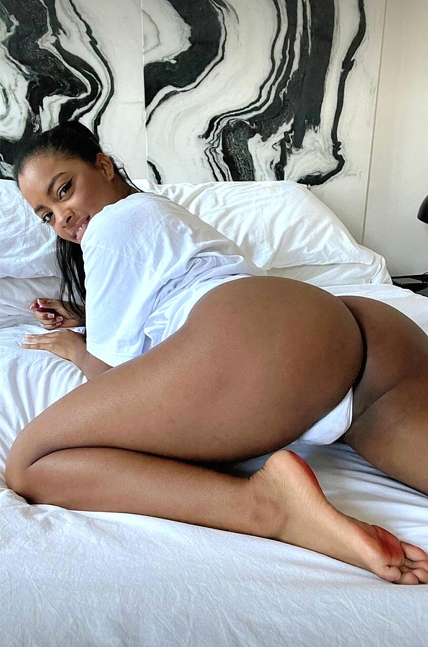 Sexy amateur Sofi Vega exposes her fat ass and toys her juicy pussy